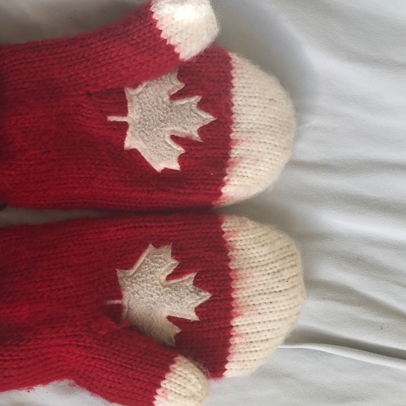 Hudson Bay Red Mittens - Picture 6 of 6
